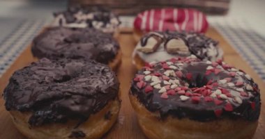 Hareketli bir yansıma ile bir plaka üzerinde altı parlak donut