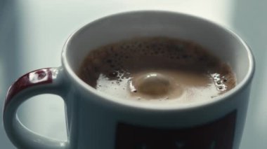Yavaş hareket içinde espresso bir fincan düşen damla.