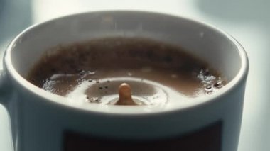 Yavaş hareket içinde bir fincan espresso düşer. OriginalFilename