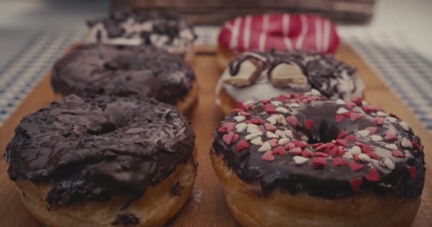 Seis Donuts Brilhantes Prato Com Reflexo Movimento — Vídeo de Stock