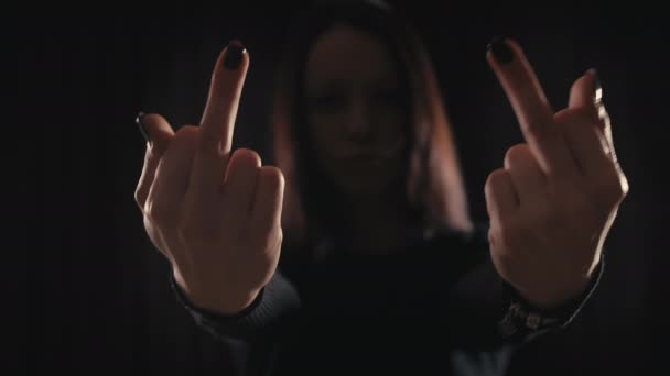 Karanlık Bir Odada Iki Orta Parmaklar Gösteren Kız — Stok video