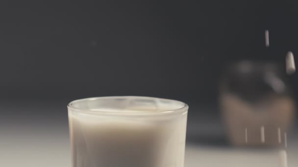 Mano Maschile Disordinato Immergere Biscotto Con Gocce Cioccolato Nel Latte — Video Stock
