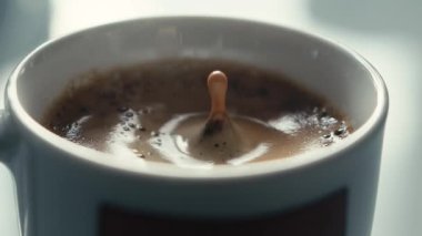 Yavaş hareket içinde espresso bir fincan düşen damla.
