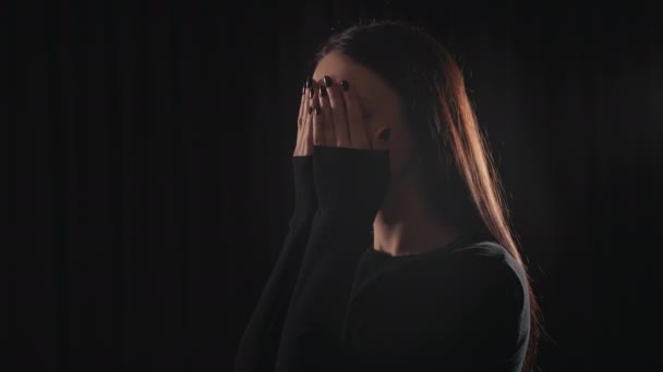 Chica Una Habitación Oscura Asustada Cubriendo Sus Ojos — Vídeo de stock