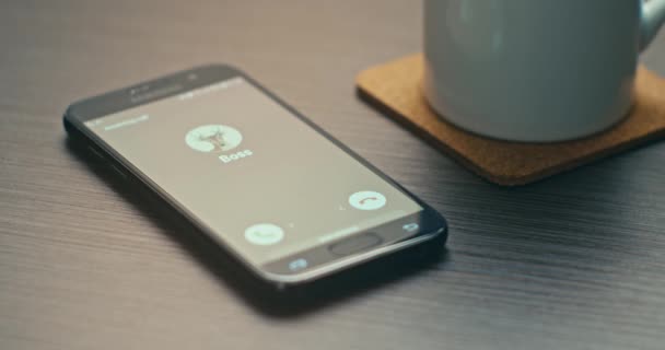 Inkomende Oproep Van Boss Een Smartphone Een Bureau Wordt Geannuleerd — Stockvideo