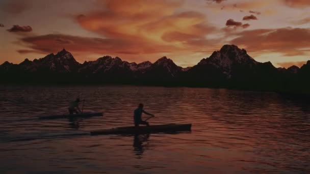 Κανό Στο Ηλιοβασίλεμα Κοντά Στα Βουνά — Αρχείο Βίντεο