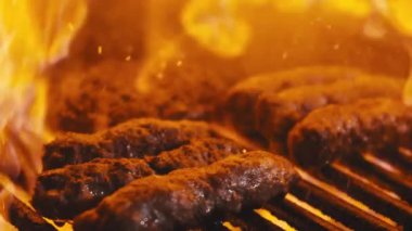 Bir barbekülü yangın patlama yakın çekim yavaş çekim