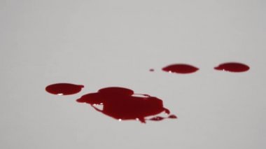 Beyaz bir yüzeye kan damlama.