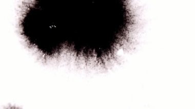 Beyaz yüzeyde mürekkep düşer.