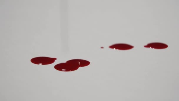 Gocciolamento Sangue Una Superficie Bianca — Video Stock