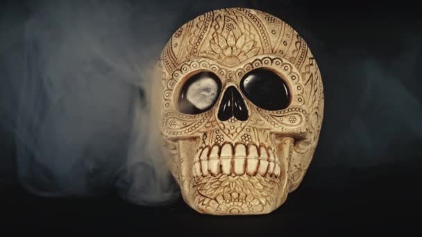 Crânio Coberto Fumaça Fundo Escuro — Vídeo de Stock