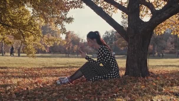 Vrouw Zittend Onder Een Boom Een Prak Met Behulp Van — Stockvideo