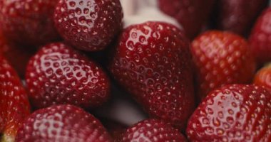 Yavaş çekimde çilek üzerine yoğurt dökme, Arri Alexa vurdu