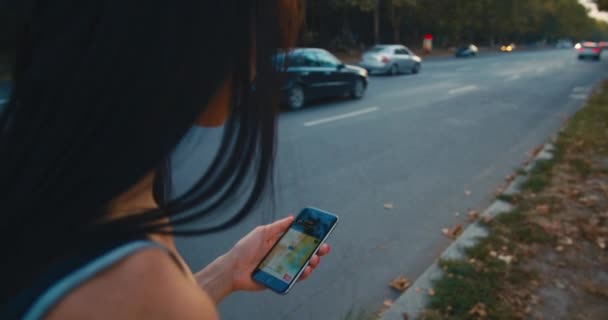 Ung Kvinna Med Gps Navigering Gatan — Stockvideo