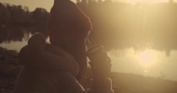 Joven Hembra Una Fría Mañana Sentada Cerca Lago Tomando Café — Vídeos de Stock
