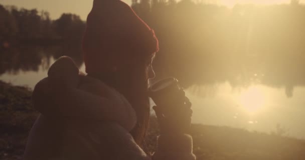 Jovem Fêmea Uma Manhã Fria Sentada Perto Lago Bebendo Café — Vídeo de Stock