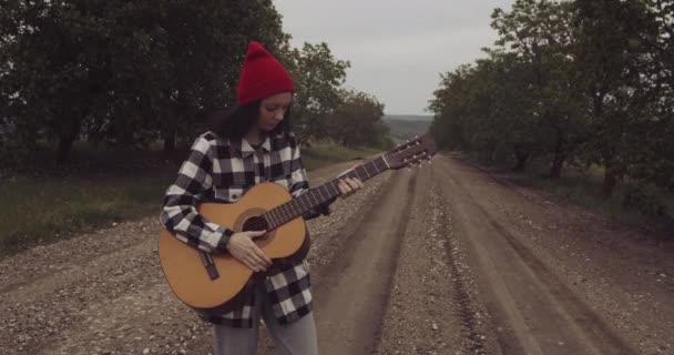 在农村带着吉他的年轻女性 — 图库视频影像