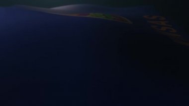 Kansas bayrağı ağır çekimde karanlık bir atmosferde dalgalanıyor. Sonsuz döngü.