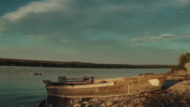 Vieux Bateau Bord Une Rivière — Video