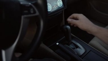 Kadın ayak gaz pedalına basıyor.