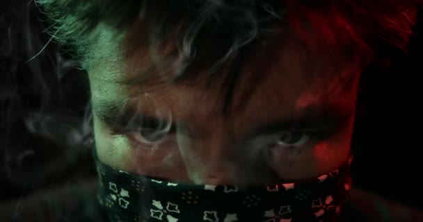 Maskovaný Muž Zíral Kamery Kouřová Atmosféra — Stock video