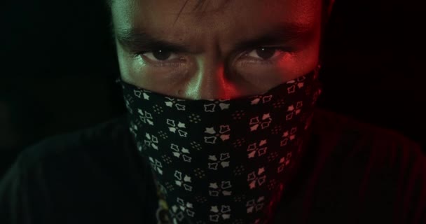 Maskovaný Muž Zíral Kamery Kouřová Atmosféra — Stock video