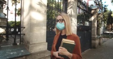 Tıbbi maske takan bir kız öğrenci.