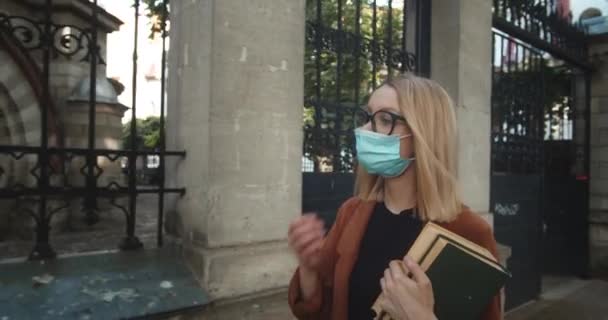 Молодая Студентка Снимает Медицинскую Маску — стоковое видео