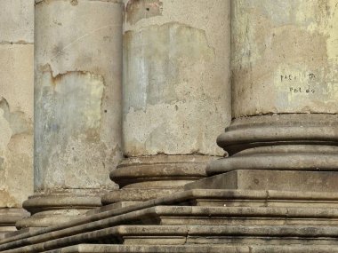 Taş Sütunlar ve Merdivenler