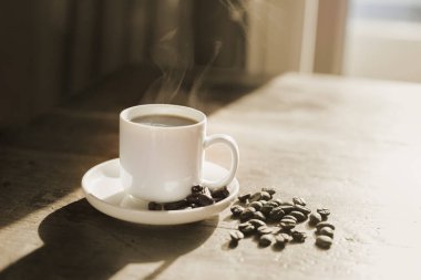 Fasulyeli ahşap masada kahve.