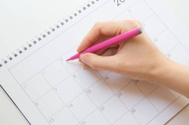 Gül kalemiyle çizilmiş takvimde kadın eli sayma günleri