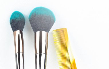 Beyaz arkaplanda makyaj fırçası kozmetiği