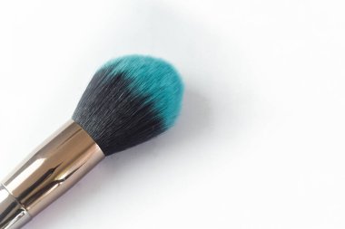 Beyaz arkaplanda düzenlenmiş kozmetik güzellik ürünleri