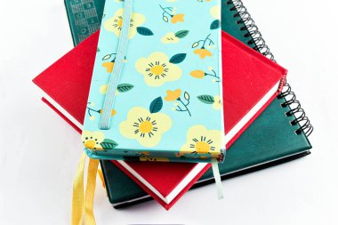 Beyaz üzerine izole kitap yığını