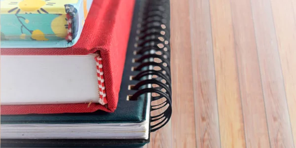 Pilha Livros Bolso Uma Mesa — Fotografia de Stock