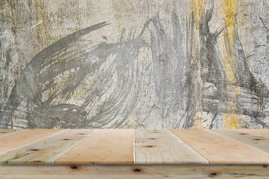 Beton desenli ahşap bir masa. Ürün yerleştirme veya ön plandaki masanın üstüne odaklı montaj için