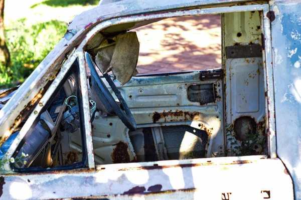 Direksiyon Gösterge Paneli Olan Eski Arabanın Içi Otoyolun Kenarındaki Paslı — Stok fotoğraf