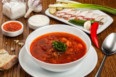 Bir tabakta Ukrayna kırmızı borş