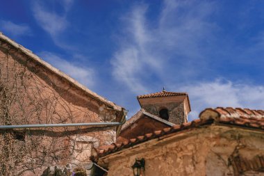 Yaz aylarında mavi gökyüzü ve bulutlar ile güzel bir güneşli gün dünya ünlü Kotor Körfezi 'nde bulunan Perast tarihi kent manzarası, Karadağ, Güney Avrupa