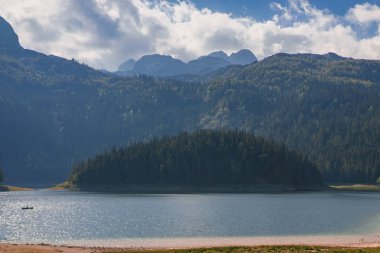 ormanda dağ manzarası vardır. Peyzaj, renkli yaprakları ile ağaçlar, arka planda sis yeşil çim üzerinde Don. dağlarda muhteşem gündoğumu.