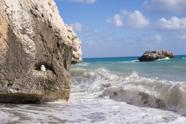 Kıyıdan su bölgesine bak. Alm denizi, bulut, gökyüzü ve ufuktaki uzak adalar.
