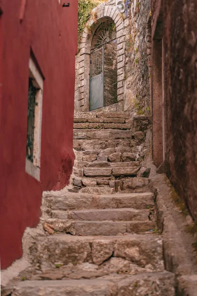Eski Kotor'da dar sokak. Karadağ. 