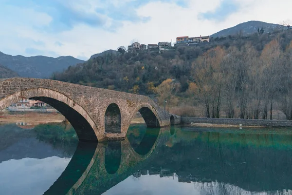 Dağların ve gölün panoramik yaz manzarası