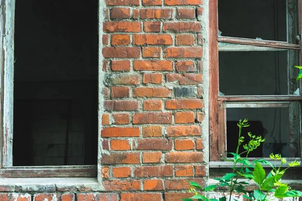 tuğla kırmızı duvar. Eski bir tuğla evin arka planı.