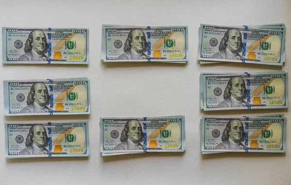 Arkaplanda dolar ve para var.