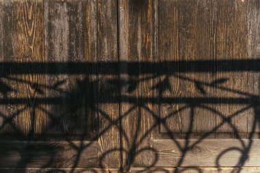 Eski Atık Ahşap Kapılar Süslü Demir Çitin Gölgesi