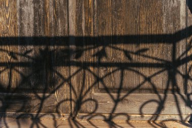 Eski Atık Ahşap Kapılar Süslü Demir Çitin Gölgesi