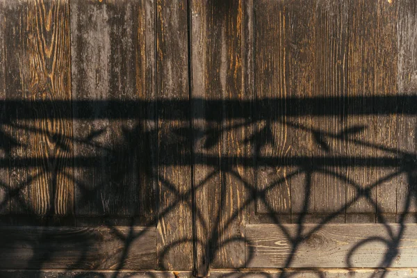 Eski Atık Ahşap Kapılar Süslü Demir Çitin Gölgesi