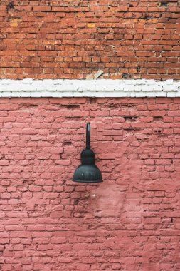 tuğla duvar ve tavan lambası