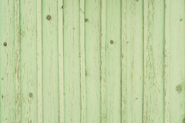 Köydeki eski yeşil ahşap kalaslar. Eski kırsal çitler. Rustik doku arkaplanı.